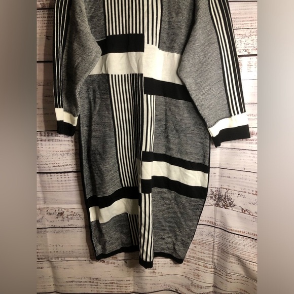 VENUS Black and White 3/4 Sleeve Scoop Neck Sweater Dress - Picture 5 of 14